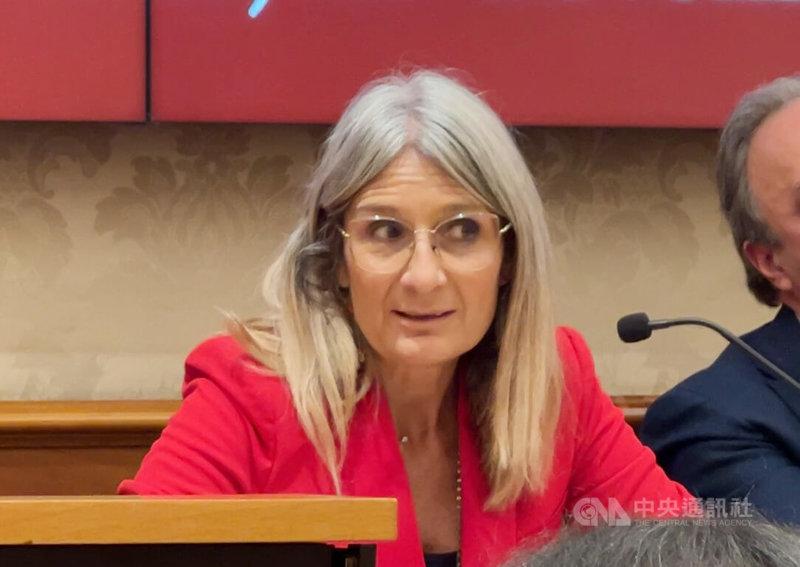 參議員馬貝齊（Simona Malpezzi）25日出席「新大賽局」新書發表會，談到北約愈來愈重視與印太的夥伴關係。中央社記者黃雅詩羅馬攝　114年11月26日