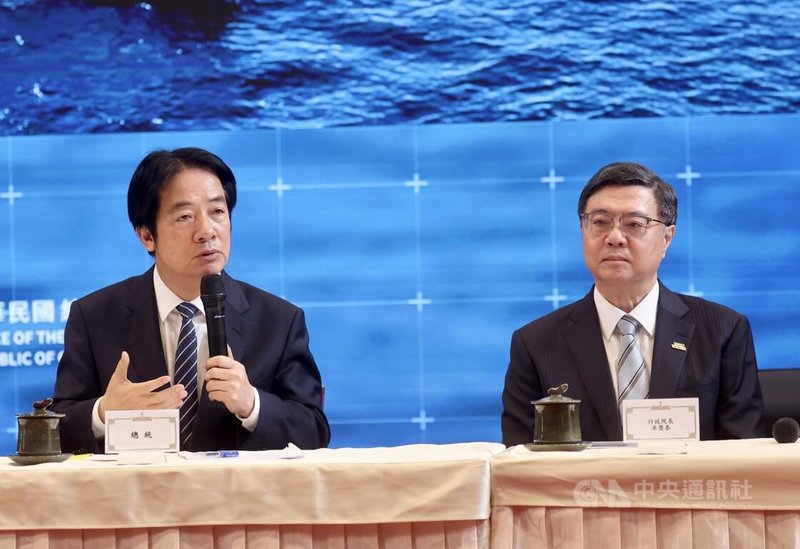 總統賴清德（左）26日召開「守護民主台灣國安行動方案」國安高層會議，會後在總統府舉行記者會，賴總統主動提到財政收支劃分法修法一事，敬請立法院朝野黨團繼續協商財劃法。右為行政院長卓榮泰。中央社記者張皓安攝　114年11月26日