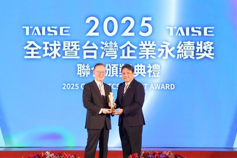 2025全球暨台灣企業永續獎26日舉行頒獎典禮，台灣永續能源研究基金會董事長、中華民國無任所大使簡又新 （左）親自頒獎給華航資深副總經理陳一戈（右）。（中華航空提供）中央社記者余曉涵傳真　114年11月26日