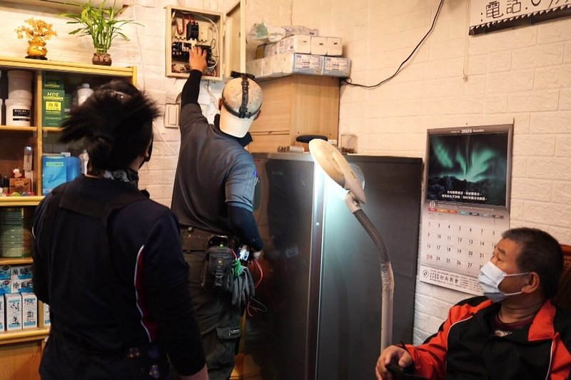 桃園市南門市場日前發生火警，為協助災損區攤商儘早恢復營業，復電作業分3階段進行。經發局26日表示，第1階段上週已協調台電率先完成；第2階段則完成市場中央區的檢測復電；第3階段為災損最嚴重的燒毀區，台電已完成並同步安裝電表箱。（桃園市經濟發展局提供）中央社記者吳睿騏桃園傳真　114年11月26日