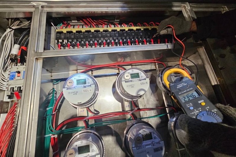 桃園市南門市場日前火警導致部分攤商受災,為協助攤商儘早恢復營業,市府跨局處動員,除優先拆除嚴重受損區外,並在相關單位通力合作趕工下,26日完成全數攤位通電。(桃園市經濟發展局提供)中央社記者吳睿騏桃園傳真 114年11月26日