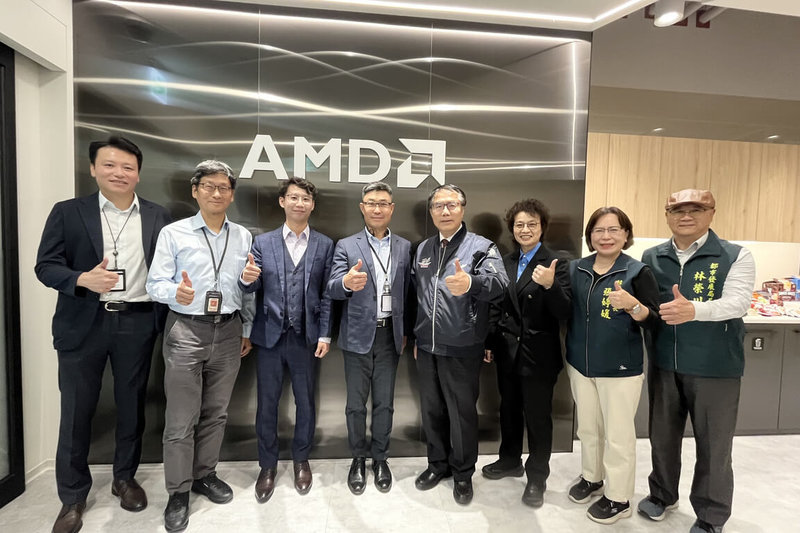 晶片大廠超微（AMD）進駐台南，在國科會資安暨智慧科技研發大樓設立研發據點，台南市長黃偉哲（右4）26日親自帶隊前往參訪。（台南市政府提供）中央社記者楊思瑞台南傳真  114年11月26日