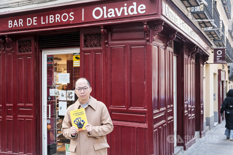 位在西班牙首都馬德里市中心的複合式文學書店「奧拉維德，書香酒吧」（Olavide Bar de Libros），是書店，也是咖啡館、酒吧、藝廊、工作坊，時常舉辦書香活動，台灣作家黃崇凱的「新寶島」西文譯本也在此上市。中央社記者胡家綺馬德里攝　114年11月26日