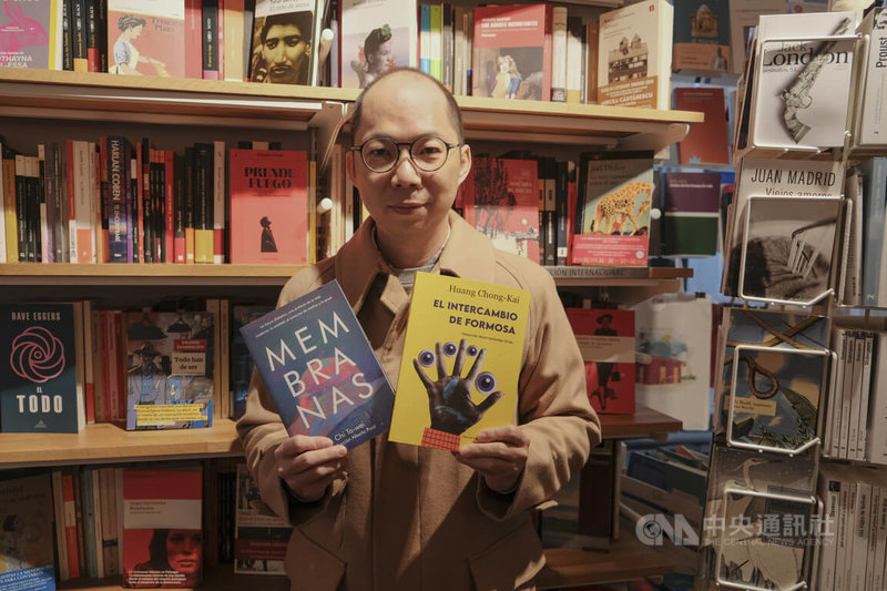 台灣作家黃崇凱近日受邀至馬德里為「新寶島」西文譯本進行新書巡迴講座，趁空到市中心的複合式文學書店「奧拉維德，書香酒吧」（Olavide Bar de Libros）視察時，發現作家紀大偉的酷兒科幻經典「膜」西文譯本也在書店陳列，開心地拿起2本書合影。中央社記者胡家綺馬德里攝　114年11月26日