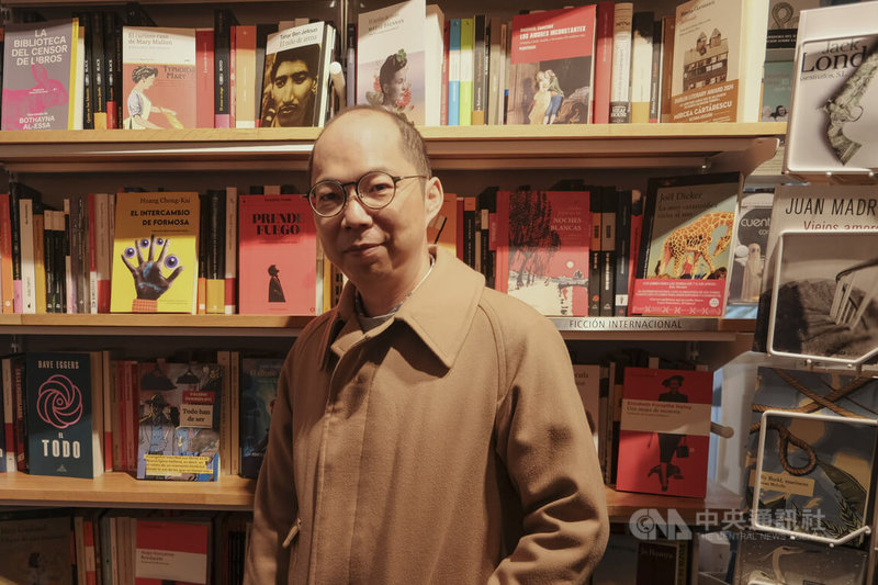 台灣作家黃崇凱近日親赴西班牙宣傳甫面世的「新寶島」西文譯本，在駐西班牙代表處文化組、譯者馬里奧博士及迷宮筆記出版社安排促成下，19日至25日共出席4場新書巡迴講座，足跡遍佈馬德里、埃納雷斯堡（Alcalá de Henares）及阿維拉（Ávila）的重量級文化據點，深入校園、博物館及圖書館與西國讀者對談交流，並在接受中央社訪問時到書店巡視新書上架情形。中央社記者胡家綺馬德里攝　114年11月26日