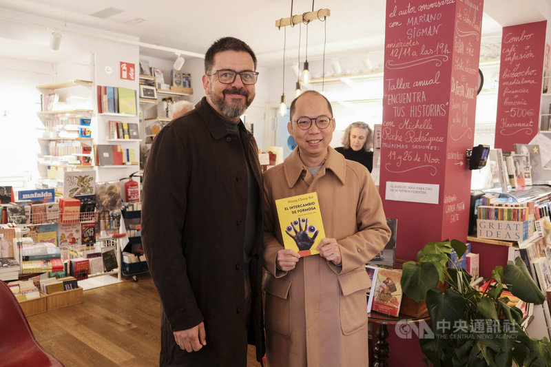 以台灣和古巴人民在一夜之間交換國土的虛構情節為設定的台灣當代小說「新寶島」西文譯本在西班牙上市，作家黃崇凱近日赴馬德里文化重鎮進行新書巡迴講座期間，視察書店「巡田水」時遇上熱情讀者現場購書，立即收編為書迷。中央社記者胡家綺馬德里攝　114年11月26日