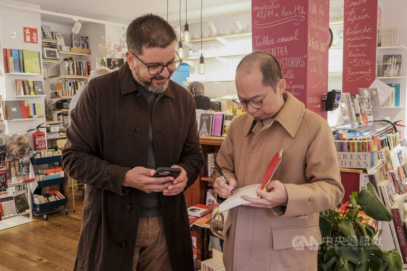 台灣作家黃崇凱近日受邀走訪馬德里文化重鎮，出席小說「新寶島」西文譯本新書巡迴講座，趁活動空檔視察書店時，遇上當地讀者立即結帳簽書，並熱情要求黃崇凱簽書、合影，表示要將書贈送給28歲的女兒作為禮物。中央社記者胡家綺馬德里攝　114年11月26日