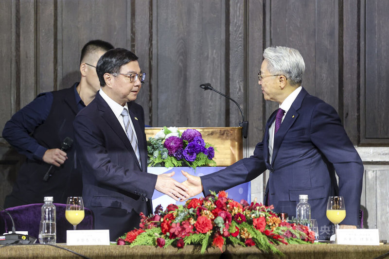 中華民國工商協進會26日上午在台北君品酒店舉行「114年工商早餐會」,行政院長卓榮泰(左)出席,與工商協進會理事長吳東亮(右)握手致意。中央社記者鄭清元攝 114年11月26日