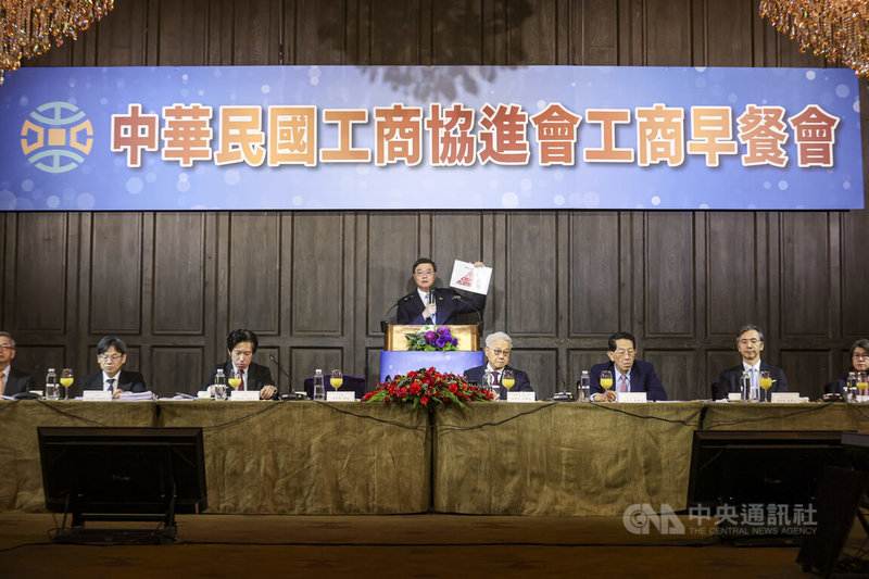 行政院長卓榮泰（後中）26日出席中華民國工商協進會工商早餐會，向企業代表說明政策規劃。中央社記者鄭清元攝　114年11月26日