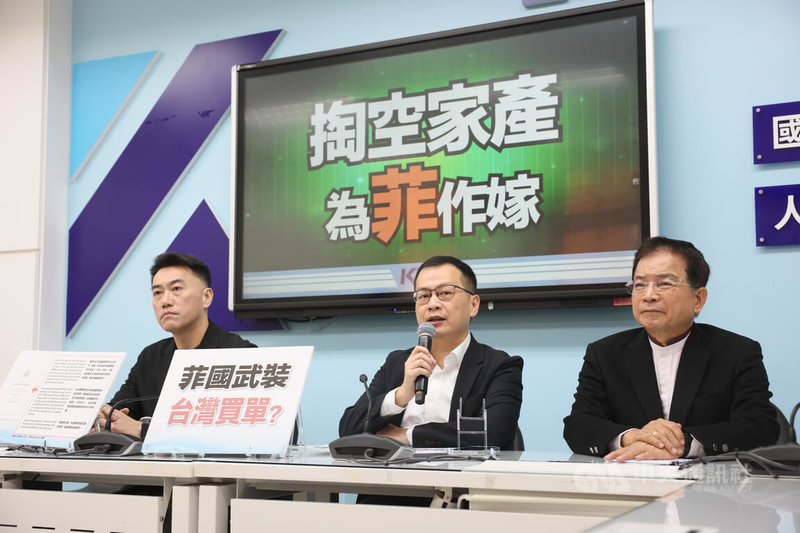 美國國會轄下「美中經濟暨安全檢討委員會」建議由台灣提供資金，協助菲律賓境內美軍基地升級。對此國民黨立法院黨團書記長羅智強（中）、首席副書記長林沛祥（左）、立委賴士葆（右）26日舉行記者會，要求政府立即回答，是否與美方討論過、是否正在進行行政前置作業、是否在密室裡原則同意。中央社記者謝佳璋攝  114年11月26日