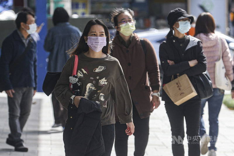 環境部26日表示，東北風可能挾帶境外污染物影響台灣及離島，提醒民眾在戶外減少劇烈活動，配戴口罩防護。圖為台北市中正區26日有民眾戴口罩在戶外通勤。中央社記者鄭清元攝　114年11月26日