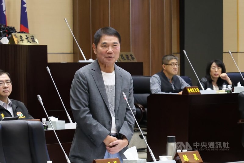 地方制度法修正條文將於民國115年元旦上路，縣市政府可新增1名副縣市長。苗栗縣長鍾東錦（中）26日在議會被問及此事時表示，心中已有屬意人選，但尚未徵詢對方，暫時不便透露。中央社記者管瑞平攝　114年11月26日