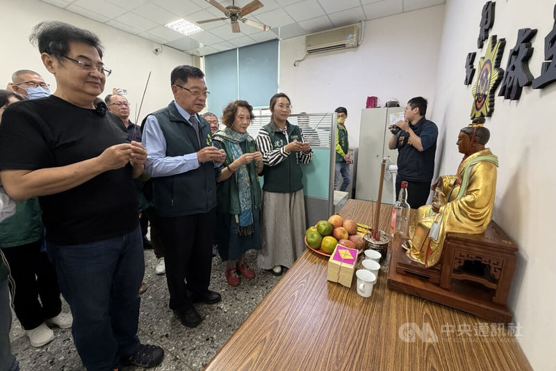 由人間國寶木雕藝師陳啓村（前左）雕刻的「卯兔星君」像由台南市九龍太子宮供奉，日前不幸遭竊，所幸在警方協助下成功尋回，陳啓村26日親自到麻豆警分局關心了解。中央社記者楊思瑞台南攝　114年11月26日