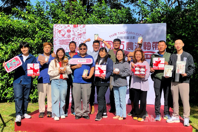 桃園市農業局攜手在地青農與知名品牌業者跨界合作，推出聯名商品，彙整區域代表性農產，將新鮮在地食材轉化為精緻西點禮盒，盼提升桃園在地農業形象與旅遊吸引力。中央社記者吳睿騏桃園攝　114年11月26日