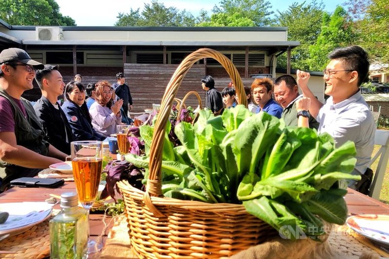 桃園市政府協助農民將有機香蘭葉及有機珠蔥等入菜發展創意料理，未來將於遊客中心等據點開放試吃，並結合農遊活動推出「農場限定」特色餐飲，打造全年不同主題的深度農遊體驗。中央社記者吳睿騏桃園攝　114年11月26日