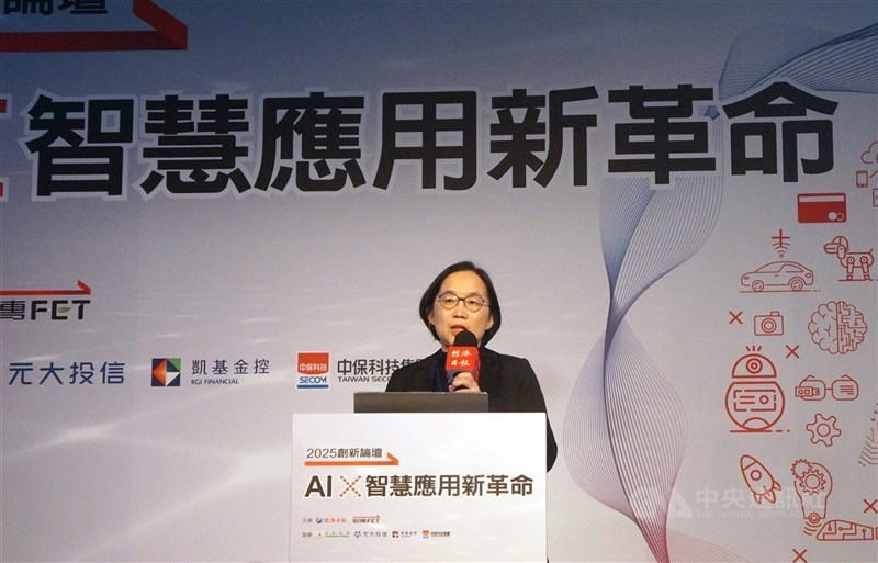 經濟日報26日舉辦2025創新論壇，主題為AI智慧應用新革命，數發部次長侯宜秀以「建構數位力 打造智慧創新生態」為題，發表專講。中央社記者趙敏雅攝　114年11月26日
