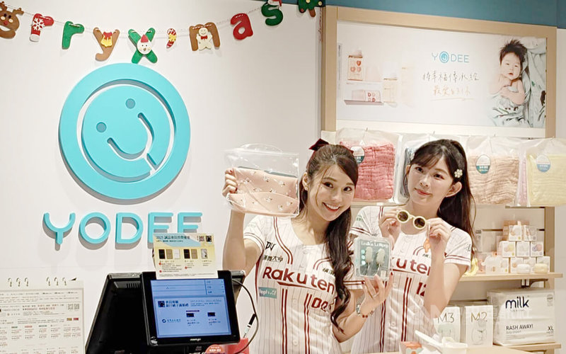 樂天球團啦啦隊女孩林穎樂（右）、琳妲（左），26日下午在新店裕隆城YODEE優迪門市，幫忠義基金會安置家園中的失依兒少，依年齡與喜好，預先挑選耶誕禮物，並寫下祝福卡。中央社記者汪淑芬攝   114年11月26日