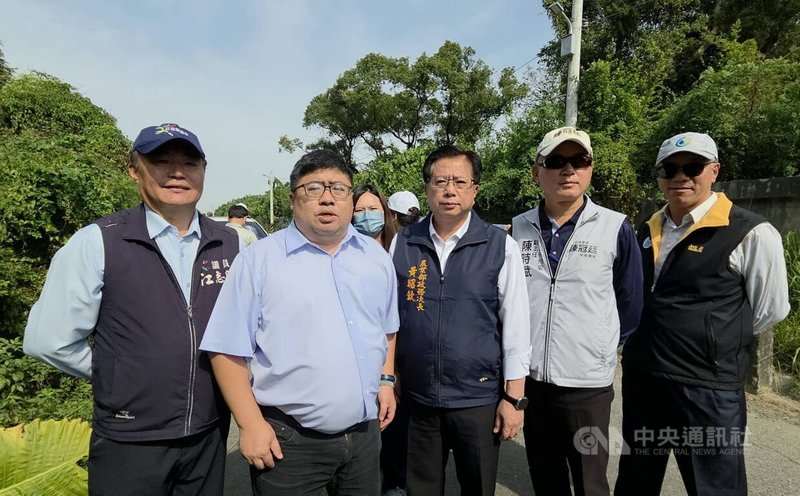 農業部次長黃昭欽（前中）與民進黨立委蔡易餘（前左2）26日前往考察嘉義縣大林鎮使用逾50年、4處年久失修的灌溉溝渠，黃昭欽表示，會儘速辦理相關改善工程。中央社記者蔡智明攝　114年11月26日