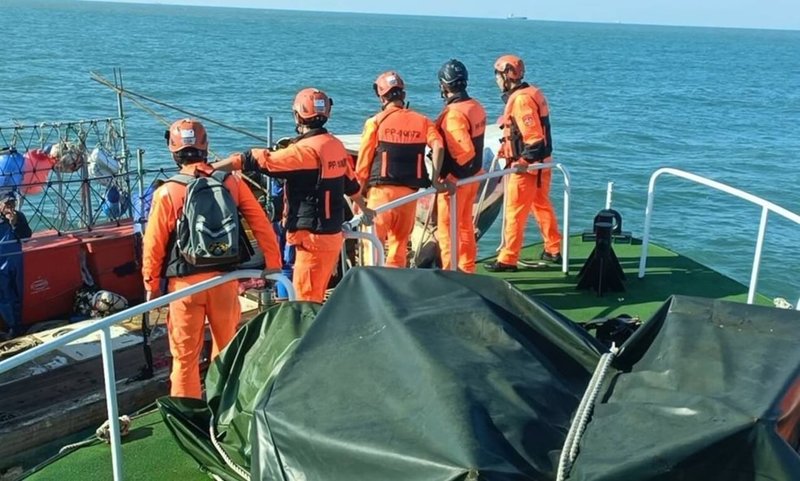 海巡署第11巡防區指揮部26日以科技監控設備查獲本國籍「新」字號漁船於馬祖近岸海域違規作業，隨即調派巡防艇前往查處，並於該船上查獲約500個章魚籠。（海巡署金馬澎分署提供）中央社記者潘欣彤傳真　114年11月26日