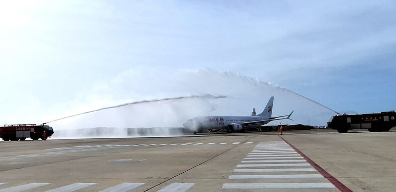 馬來西亞峇迪航空包機首航班機26日平安抵達澎湖機場，澎湖機場以噴水禮盛大歡迎，逾百名外籍旅客到訪，開啟澎湖國際觀光新篇章。（澎湖航空站提供）中央社　114年11月26日