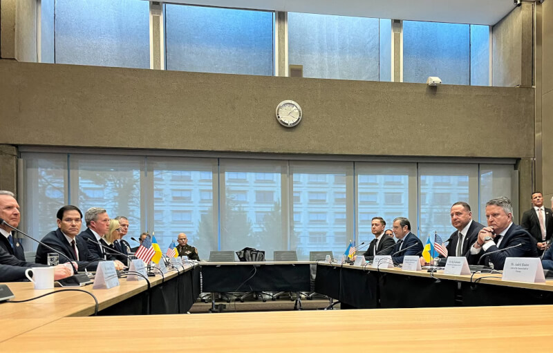 美國國務卿盧比歐（左2）23日與烏克蘭代表團在瑞士日內瓦會面，磋商美方提出的終結俄烏戰爭和平計畫草案。（路透社）