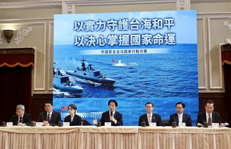 總統賴清德（中）26日召開「守護民主台灣國安行動方案」國安高層會議，會議結束後在總統府舉行記者會，副總統蕭美琴（左3）、總統府秘書長潘孟安（左2）、國安會秘書長吳釗燮（右2）、行政院長卓榮泰（右3）、國防部長顧立雄（右）、經濟部長龔明鑫（左）出席記者會。中央社記者張皓安攝 114年11月26日