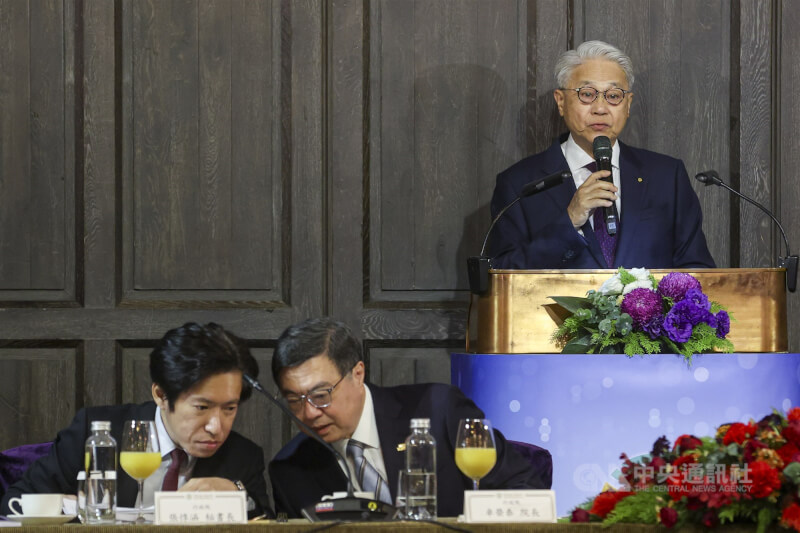 中華民國工商協進會26日上午在台北君品酒店舉行「114年工商早餐會」，工商協進會理事長吳東亮（右）致詞時，行政院長卓榮泰（左2）與行政院祕書長張惇涵（左）交換意見。中央社記者鄭清元攝　114年11月26日