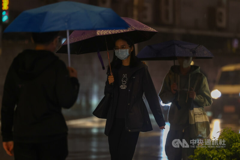 中央氣象署表示，26日晚間起水氣增多，桃園以北、東半部地區及恆春半島有局部短暫雨，預計持續至27日晚間。（中央社檔案照片）