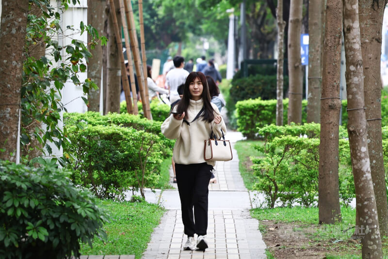 圖為台北市中山區民眾穿著長袖衣服散步。（中央社檔案照片）