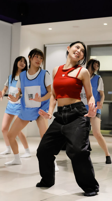 樂天啦啦隊舞蹈總監陸筱晴（圖）表示台灣本土有最棒的應援文化，自己所屬的樂天球隊就有好多首是用台語唱的應援曲。（公視台語台提供）中央社記者洪素津傳真　114年11月26日