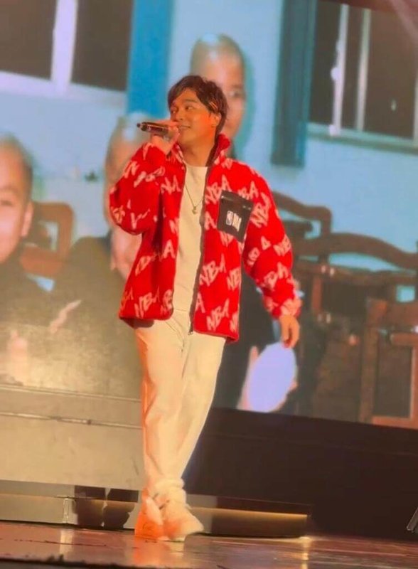 藝人張峰奇（圖）近日擔任佛法歌手見睹法師的演唱會總監與特別嘉賓，父親張魁則親自購票入場觀賞，用行動力挺兒子。（經紀人提供）中央社記者洪素津傳真　114年11月26日