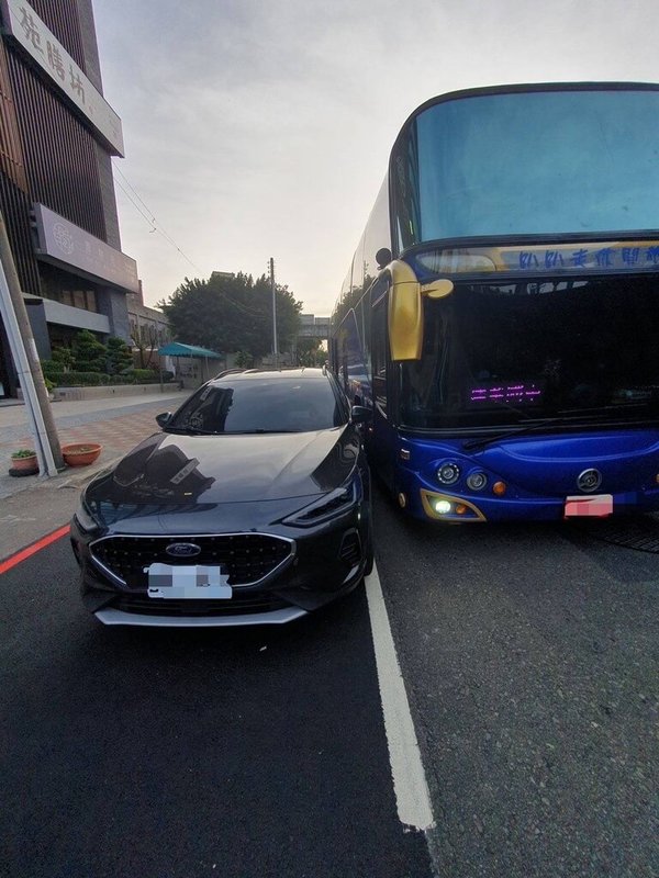 新竹市光復路與食品路口26日發生一輛國中交通車與轎車擦撞車禍，所幸交通車上18名學生均未受傷。新竹市警察局表示，黃姓交通車司機經酒測確認有酒駕情形，依法移送檢方偵辦。（讀者提供）中央社記者郭宣彣傳真　114年11月26日