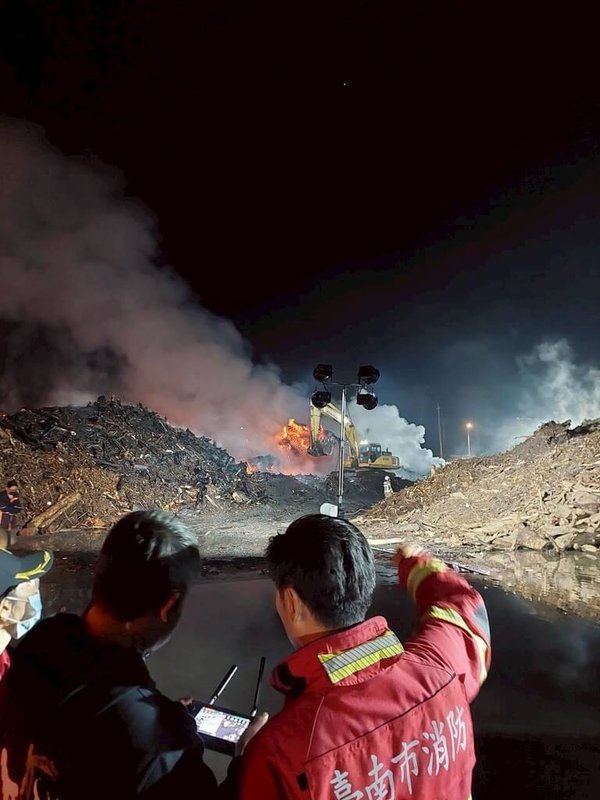 台南市後壁區烏樹林廢棄物暫置場21日晚間發生大火，消防局26日指出，由於現場堆置量龐大，且受風勢影響、火勢延燒，至今尚未完全撲滅，目前正在進行殘火處理中。（台南市消防局提供）中央社記者張榮祥台南傳真　114年11月26日