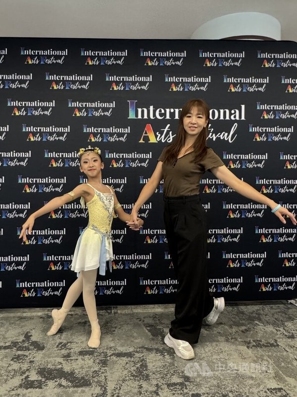 國際藝術節舞蹈競賽26日在新加坡登場，台灣舞者邱馨樂（左）受邀參加總決賽，舞蹈老師王幸華（右）分享，希望更多台灣舞者走向國際舞台、增加視野。中央社記者吳昇鴻新加坡攝　114年11月26日