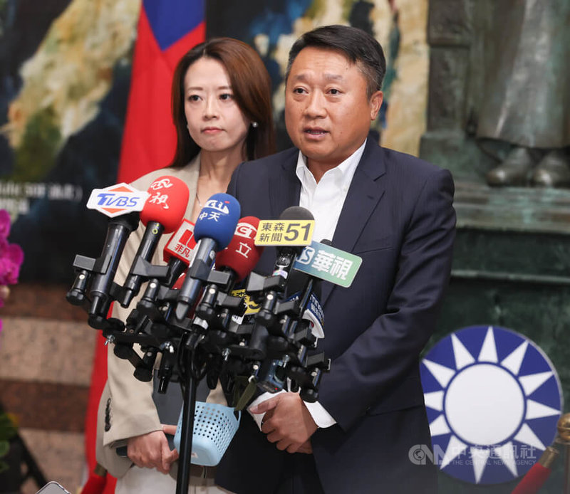 國民黨26日通過縣市長提名特別辦法，組發會主委李哲華（前）表示，最主要是針對選情單純的縣市，能夠先進行提名；至於藍白合作的縣市，在提名辦法中成立兩黨協商工作小組，未來會與民眾黨協商、建立機制。中央社記者謝佳璋攝  114年11月26日