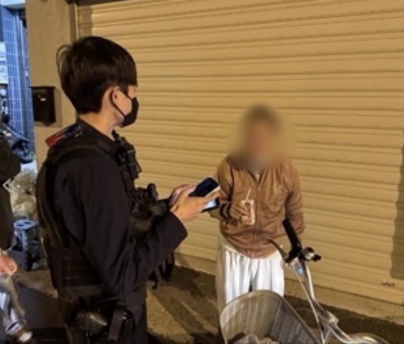 彰化鹿港鎮81歲吳姓老翁騎腳踏車要去郵局領取普發1萬元，不過因失智症且方向感不佳迷路，騎了9小時後體力不支，坐在彰化市環河街路旁，員警將老翁帶回派出所，通知家屬領回。（警方提供）中央社記者吳哲豪傳真　114年11月26日