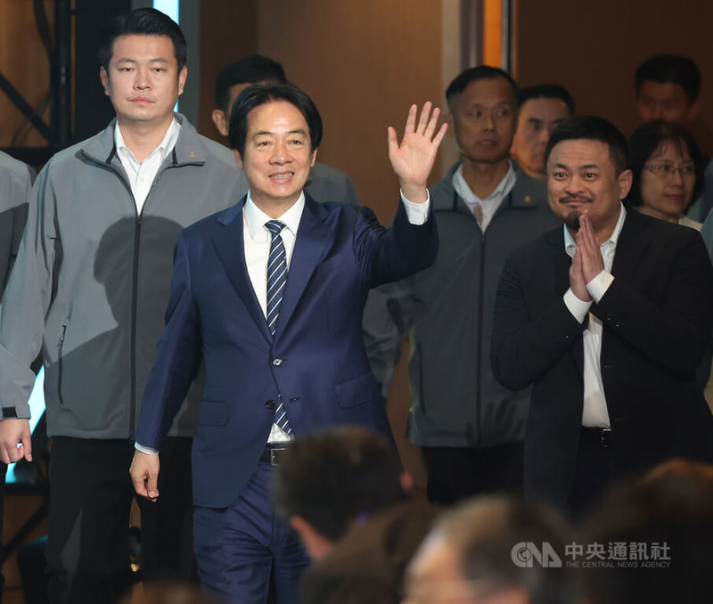 總統賴清德（前左）、勞動部長洪申翰（前右）26日在南港展覽館2館出席「2025亞洲技能競賽開幕典禮」，進場時向與會來賓揮手致意。中央社記者張新偉攝　114年11月26日