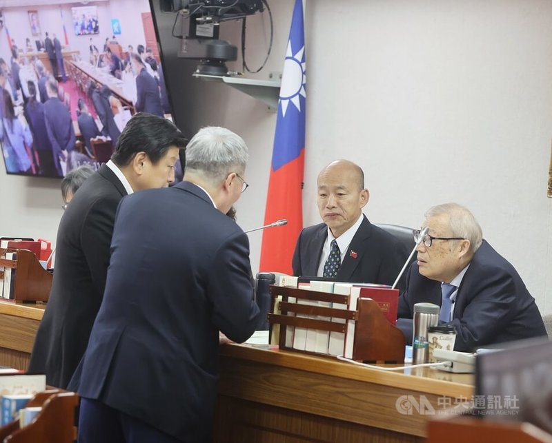 立法院長韓國瑜（後左）26日主持黨團協商，並通過民眾黨團提案，針對馬太鞍溪堰塞湖壩體安全性、上游土砂去化、短期與中長期治理規劃進度、經費需求與後續整體治理策略等事項，要求行政院長於2個月內向立法院提出專案報告。中央社記者郭日曉攝　114年11月26日