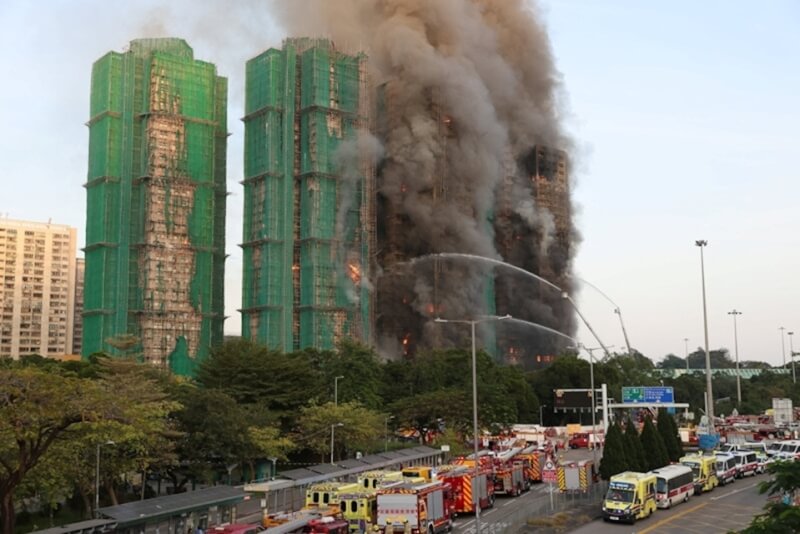 香港新界大埔一個住宅區26日發生大火，截至26日傍晚5時許，已造成4死3傷。（路透社）