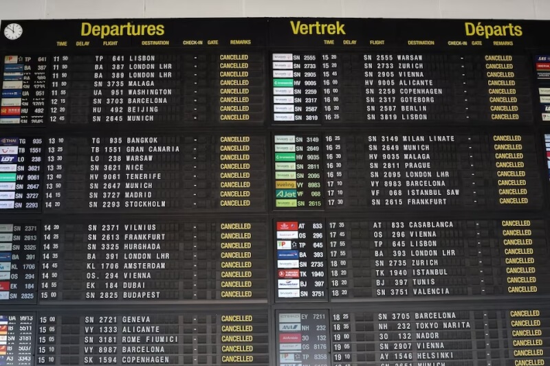 比利時全國罷工，26日機場看板顯示眾多航班取消。（路透社）