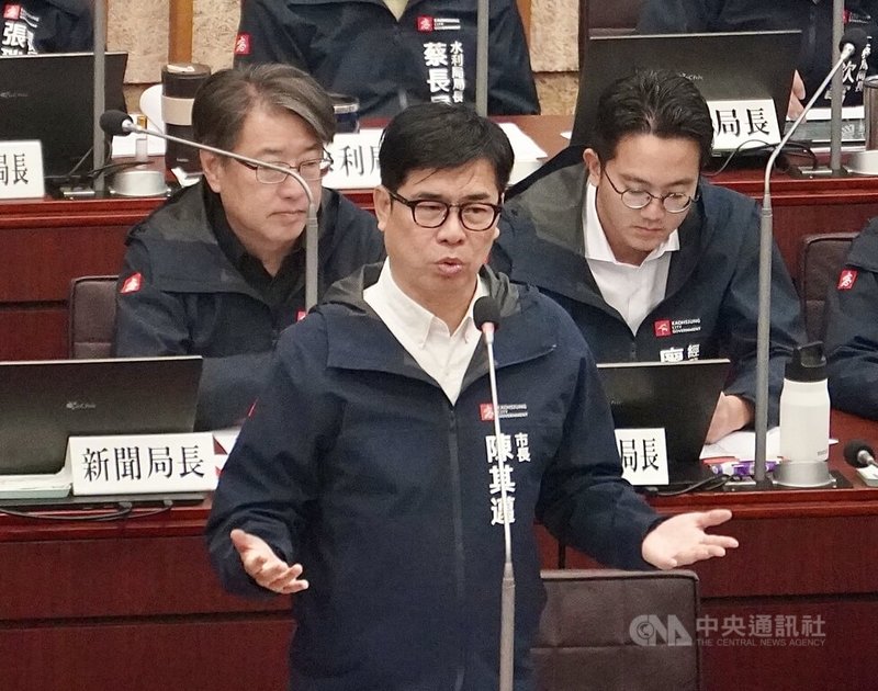 高雄市議會26日進行定期會市政總質詢，市長陳其邁（前）列席答詢，回應議員質詢行政院版財劃法遭暫緩列案相關議題。中央社記者董俊志攝　114年11月26日