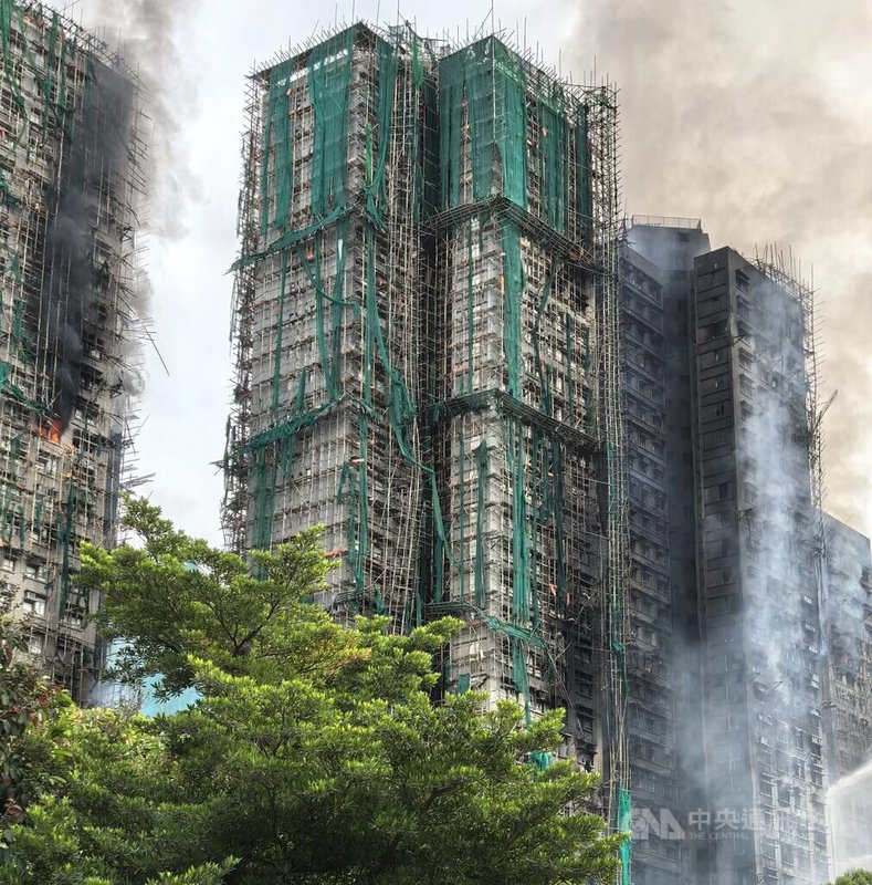 香港歷來最為嚴重之一的大埔宏福苑大火，自26日下午焚燒至今仍未完全撲滅，圖為27日早上10時，屋苑仍冒出大量濃煙，個別住房仍在焚燒。中央社記者張謙香港攝　114年11月27日