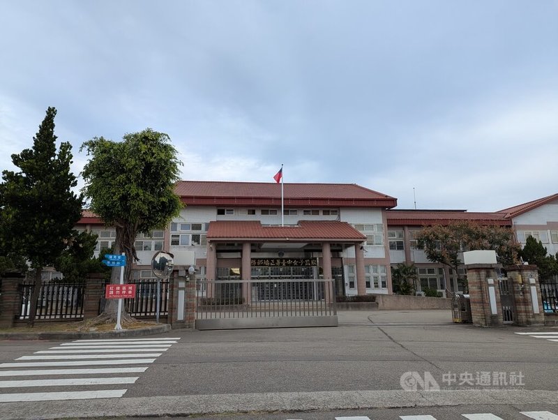 台中女子監獄(圖)27日邀請長期推廣運動的教官徐棟英帶領收容人學習超慢跑動作要領,獄方表示,未來會持續推廣適合監所環境的運動,讓收容人能在有限空間中找到紓壓方法。中央社記者蘇木春攝 114年11月27日