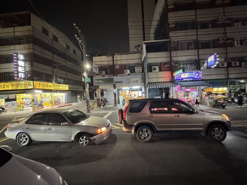 高雄李姓男子26日晚間駕駛自小客車追撞停等紅燈自小客車，但警方發現李男車輛前輪脫落，李男供稱是因在國道擦撞分隔島繼續行駛，警將調查是否涉及前案肇逃，並依規開罰。（高市三民二警分局提供）中央社記者洪學廣傳真　114年11月27日