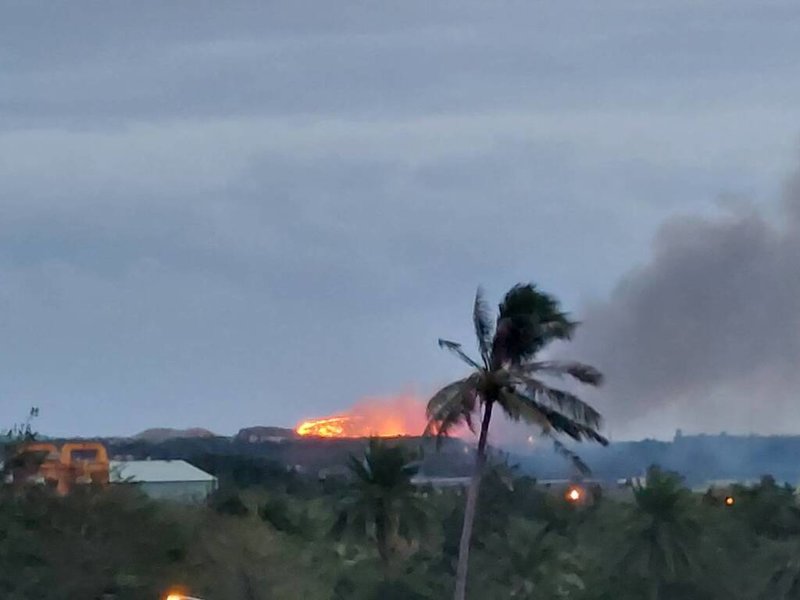 花蓮市垃圾掩埋場27日下午因沼氣自燃發生火警,濃煙隨著風勢朝花蓮市區飄散,縣府呼籲美崙地區民眾關閉門窗,環保局已啟動空氣監測。(民眾提供)中央社記者張祈傳真 114年11月27日