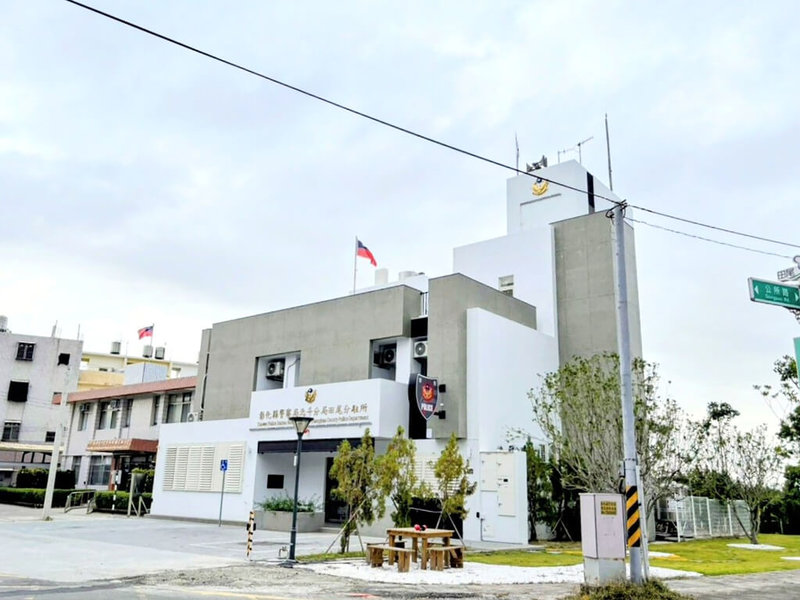 彰化縣警察局北斗分局田尾分駐所原建物老舊破損、結構龜裂，縣府於原址重建，啟用後的嶄新辦公廳舍結合了公園休憩功能，盼為民眾提供更完善警政服務。（彰化縣政府提供）中央社記者鄭維真傳真　114年11月27日