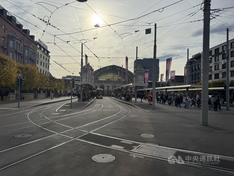 巴塞爾是瑞士第三大城，每天有約3萬5000人從法國與德國通勤至瑞士工作，但部分通勤者因不熟悉瑞士交通規則而受罰。圖為巴塞爾市區火車站前電車站，攝於10月31日。中央社記者郭芳君蘇黎世攝 114年11月27日