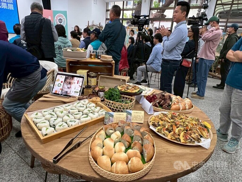 台東縣政府攜手30家業者推動永續旅遊，深化在地低碳轉型，27日邀請部分業者展現成果。中央社記者盧太城台東攝　114年11月27日