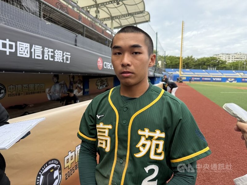 黑豹旗青棒賽高苑工商捕手黃柏凱（圖）27日展現自信阻殺能力，單場2次阻殺也是關鍵，助隊以2比1擊敗鶯歌工商、晉級4強。中央社記者謝靜雯攝  114年11月27日