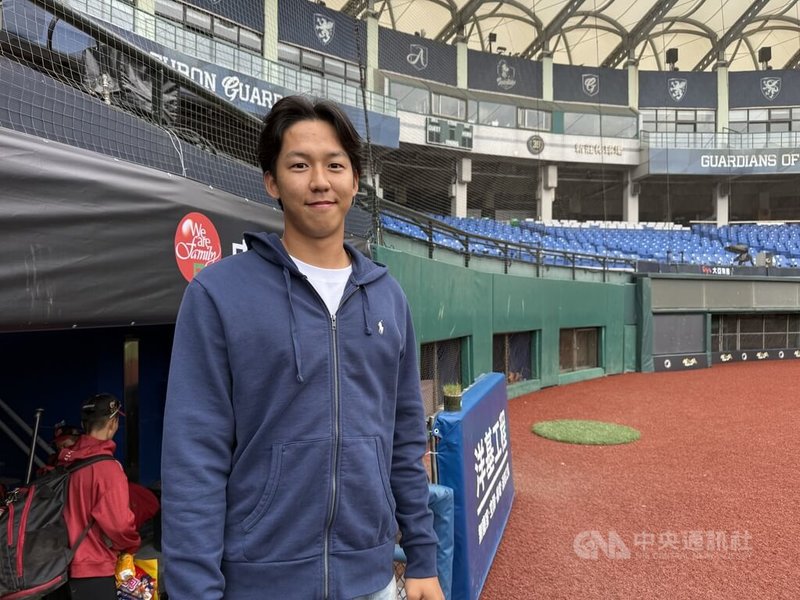 旅日東京養樂多燕子隊投手徐翔聖（圖）27日到黑豹旗青棒賽觀戰，替鶯歌工商學弟加油，受訪時也回顧今年賽季。中央社記者謝靜雯攝　114年11月27日
